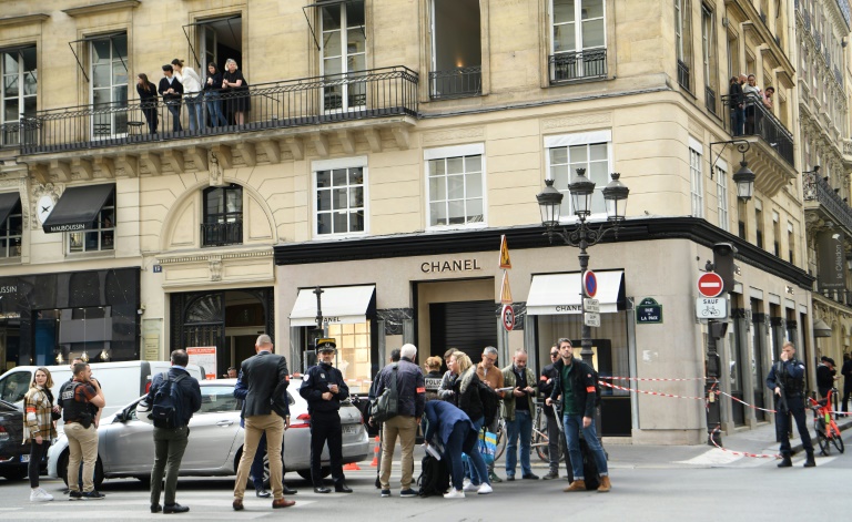 Armed gang robs Chanel boutique in Paris - Iraqi News